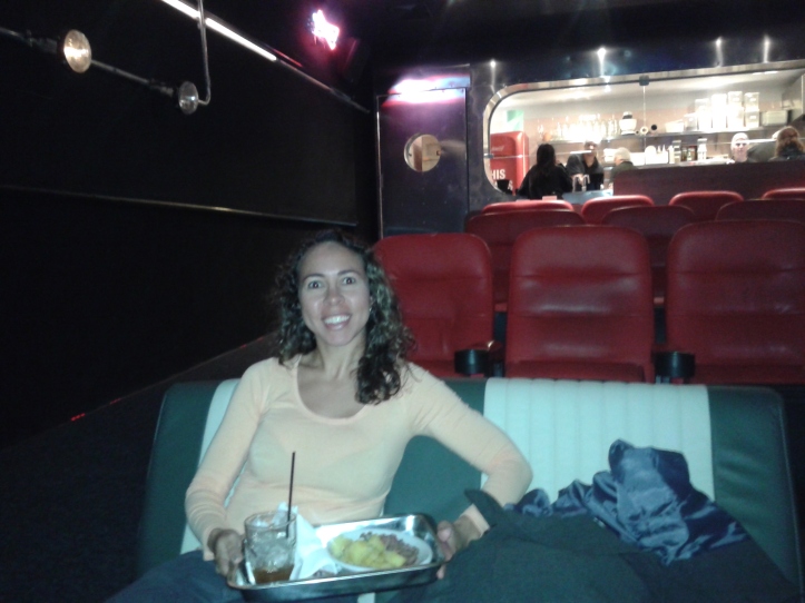 Almoçando na sala Drive in do cinema Caixa Belas Artes